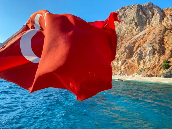 Bendera Nasional Turki Pada Latar Belakang Laut Biru — Stok Foto