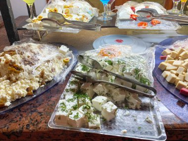 Türkiye 'de her şeyi kapsayan açık büfedeki raflarda yiyecek.