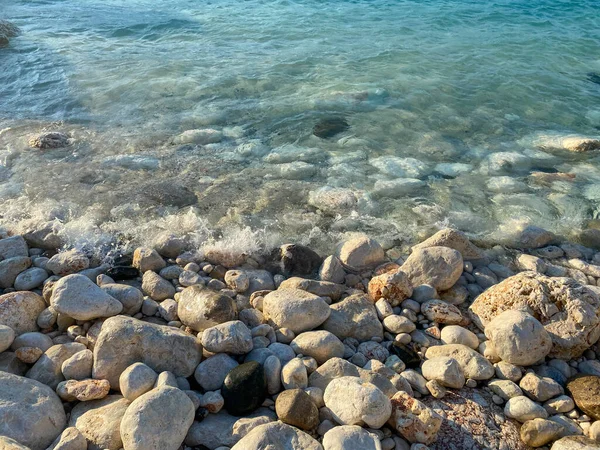 石岸上溅落的海水和泡沫 — 图库照片