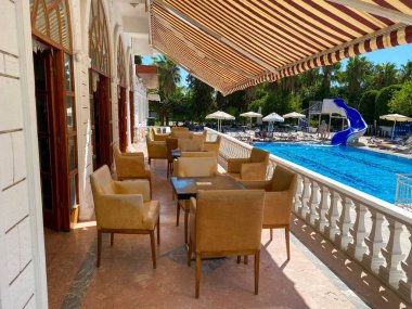 Yüzme havuzunun yanındaki modern veranda.