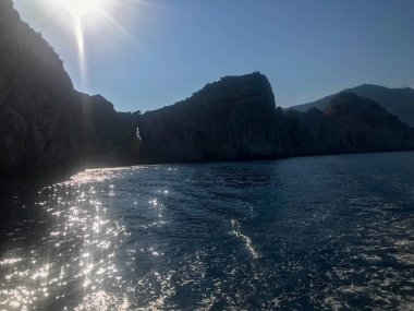 Sahil, Adriyatik Denizi ve Yeşil Dağlar 'da kristal berrak su.