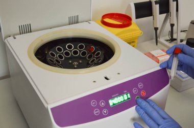 test tüpü santrifüj koyarak bilim adamı.