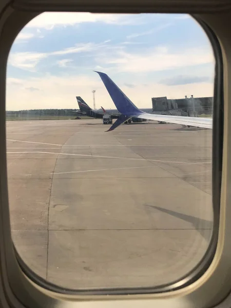 Flugzeugflügel Mit Schönem Himmel Aus Dem Flugzeugfenster — Stockfoto