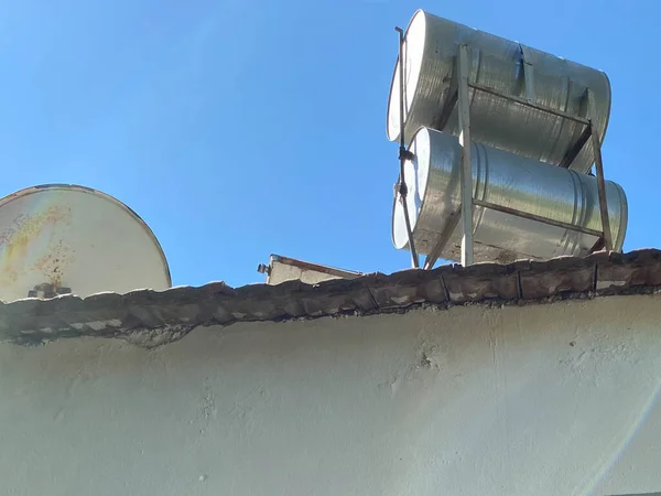 Barili Caldaie Acciaio Con Acqua Sul Tetto Edificio Riscaldare Acqua — Foto Stock