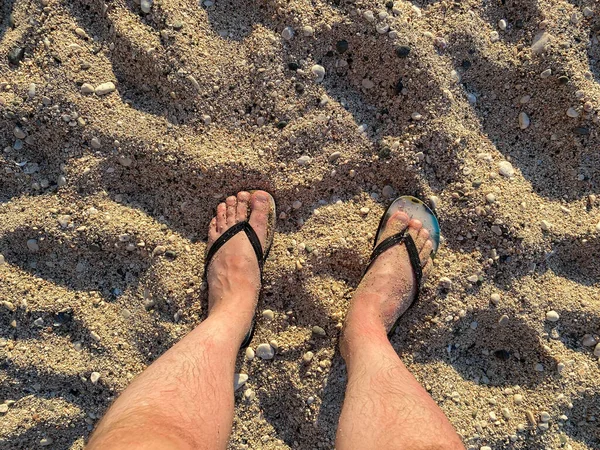 Niska Sekcja Człowieka Stojącego Brzegu Plaży — Zdjęcie stockowe