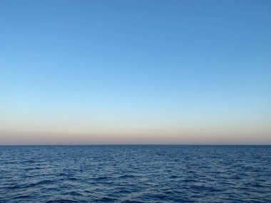 Kapalı deniz kumsalı. Panoramik plaj manzarası. Tropikal deniz manzarası ufkuna ilham ver. Turuncu ve altın rengi gün batımı gökyüzü sakinlik, dinlendirici güneş ışığı yaz havası. Tatil tatili afişi.