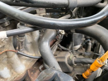 Motoru elden geçirme, ulaşım ve sigorta endüstrisi kavramları için kaldırılmış olan arabanın motor bölümünün kapatılması.