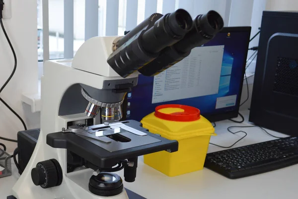 Primer Plano Del Microscopio Con Lente Metálica Laboratorio —  Fotos de Stock