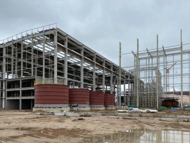 Mavi gökyüzü ile geç öğleden sonra industiral soğutma tesisi.