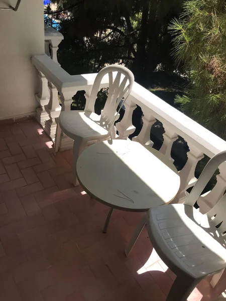 Duas Cadeiras Mesa Quintal Jardim Tropical Com Bela Vista — Fotografia de Stock