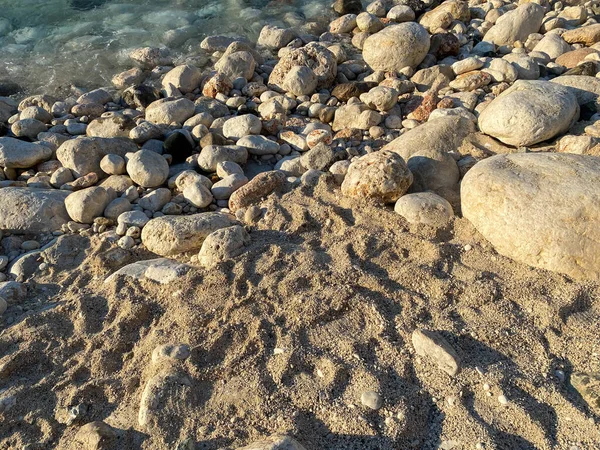 Крупный План Пляжных Камней Морской Воды Сверкающих Солнечном Свете — стоковое фото