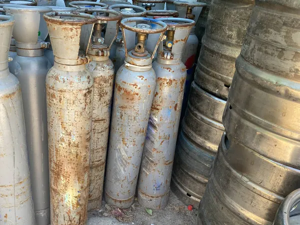 Üretim hattında kaynak yapmak için gaz kutularını denetleyen teknisyen. Kalite Kontrol Güvencesi kavramları.