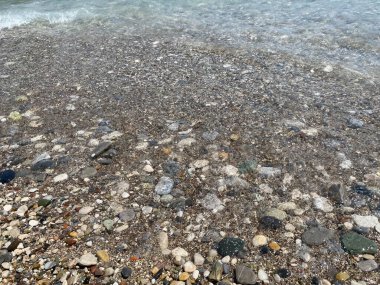 Baltık Denizi 'nde pek çok küçük taşın olduğu dalgalar..