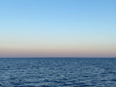 Renkli akşam gökyüzü olan deniz manzarası. Doğal arka plan. Atlantik okyanusunda güzel bir gün batımı.