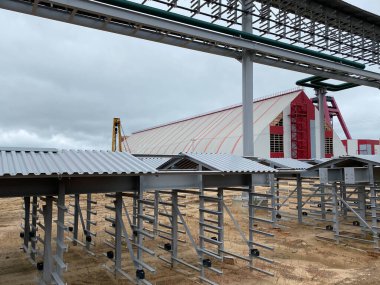 Bir sürü metal tel var. Metal üzerinde teneke etiketli teknoloji tüpleri. Çatının altındaki alışılmadık yapıların kimyasal üretimi hakkında. Karmaşık iletişim.