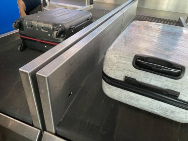 Boş havaalanı ve bavullar yakın plan çekimde..