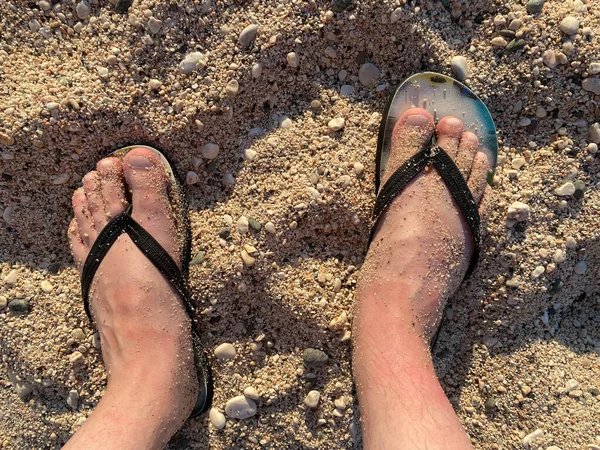 Primo Piano Dell Uomo Piedi Pantofole Nere Piedi Sulla Spiaggia — Foto Stock