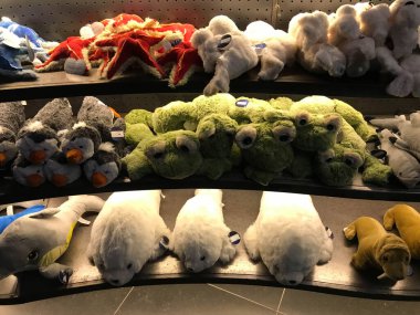 Karnaval satışları için renkli yumuşak oyuncaklar.