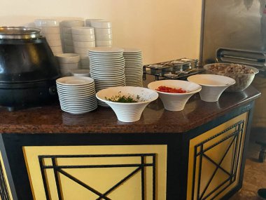 Türkiye 'de her şeyi kapsayan açık büfedeki raflarda yiyecek.