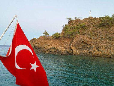 Denizdeki Türk bayrağı, arka planda deniz önü, İstanbul ve Türkiye.