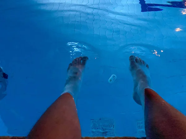 スイミング プールの背景に男性の足 — ストック写真