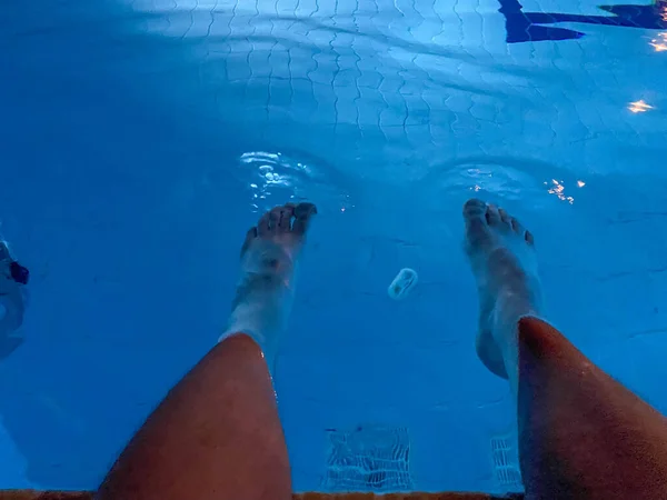 Pés Masculinos Piscina Fundo — Fotografia de Stock