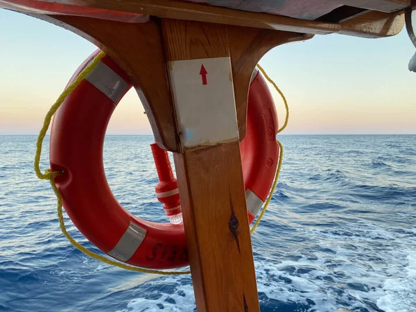 Red Lifebuoy Ship Railing Sea Surface — Stock Photo, Image