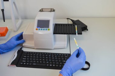 Bilim adamı kimyager ph testini elinde tutuyor..