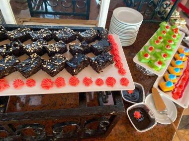 Cafe Showcase 'de çeşitli çikolatalı tatlılar. Dükkanda değişik tatlarda fındıklar var..