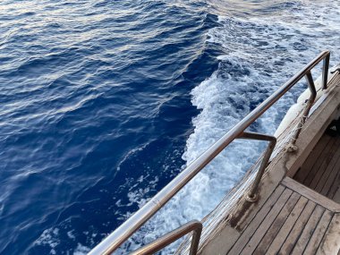 Güzel sakin okyanus gemisi güverteden.