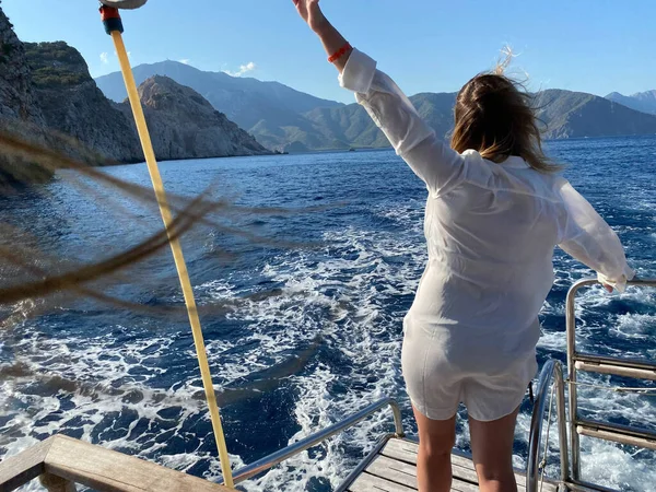 Femme Chemise Blanche Profitant Une Visite Privée Sur Yacht Luxe — Photo