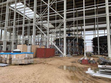 Güçlendirilmiş beton kolonların ve metal yapıların kurulması.