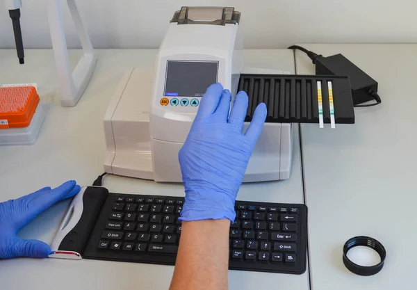 Drar Tahlili Testi Tüpteki Idrar Örneği Tıbbi Rapor Petri Kabı — Stok fotoğraf