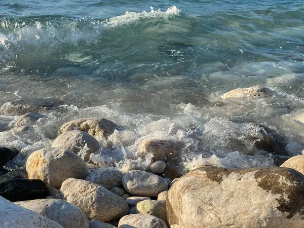Море Галечным Пляжем Качестве Фона Копировальное Пространство — стоковое фото