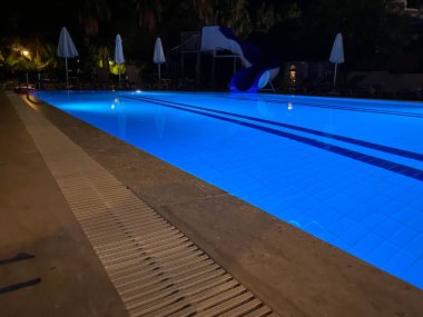 tropikal otel gece Yüzme Havuzu tarafı.