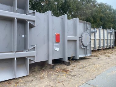 bitki üzerinde metal yapılar.