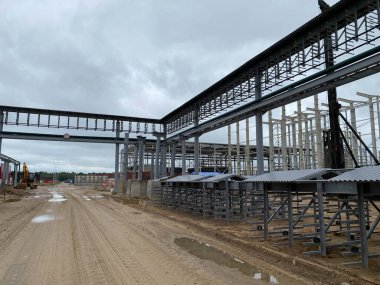 Elektrik iletim sistemi ve tavana yerleştirilmiş galvanize çelik kablo. PVC plastik drenaj sistemi borusu ve endüstriyel bina tavanında temiz su. İnşaat yapılıyor..