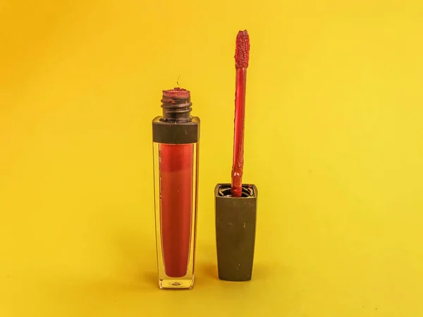 Brilhante Brilho Labial Fosco Fundo Fosco Amarelo Tubo Com Vermelho — Fotografia de Stock