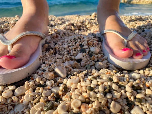 Stopy Dziewczyna Schludnym Pedicure Stylowych Klapkach Plażowych Damskich Aqua Tle — Zdjęcie stockowe