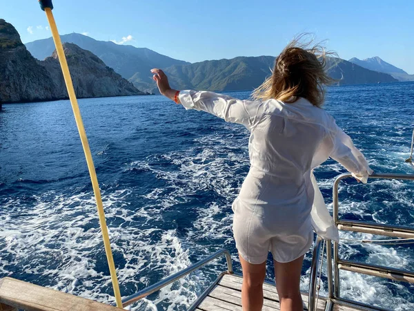 Fata Stă Colțul Drept Fotografiei Din Apropierea Mării Uită Depărtare — Fotografie, imagine de stoc