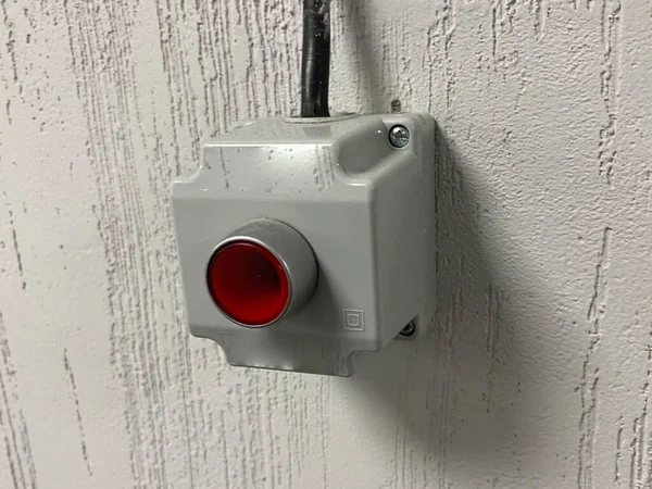 Красная Аварийная Кнопка Белой Стене — стоковое фото