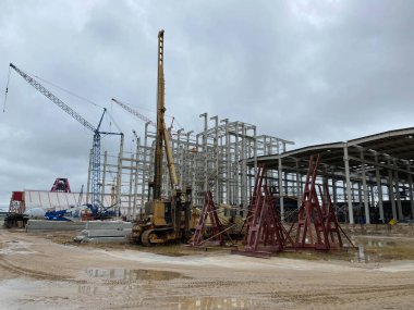 Fabrika binasında çalışan bir vinç..