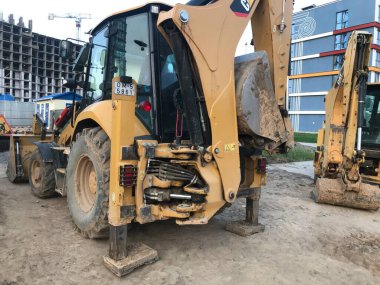 Asfalt kaldırım makinesi. İnşaat malzemeleri. Yeni bir küçük bölge inşaatı, şehir merkezinde küçük bir bölgede yeni yollar oluşturulması..