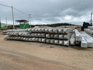 Temel inşaatı için zeminde beton yığınları var..