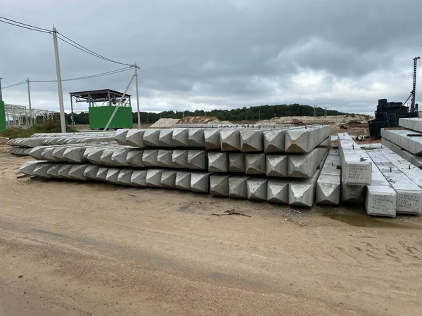 Temel inşaatı için zeminde beton yığınları var..