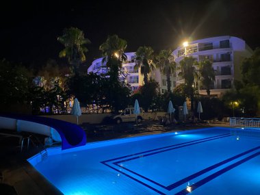 Gece yüzme havuzunda bir plaj, Sharm El Sheikh, Mısır yakınındaki oteller.