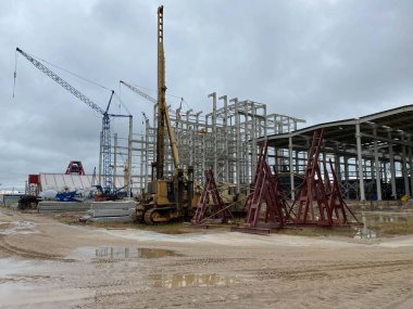 Çelik yapı çatı kiriş çerçeve kurulumunun yapı inşaatı mavi gökyüzü fabrikasındaki inşaat binasının altındaki mobil vinç ile yapılır..