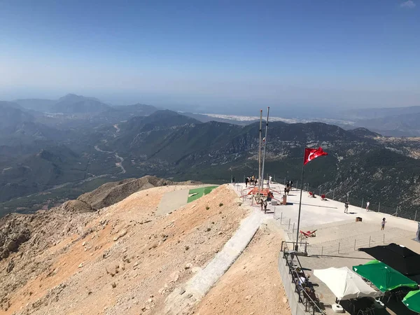 ユダヤ砂漠の自然保護区の遠隔地にあるハイキングコースの男性ハイカー 石灰岩の山々 カラフルな砂の丘 高い山の斜面や折り目のパノラマ砂漠の風景 — ストック写真