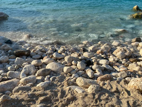 海边的鹅卵石 蔚蓝大海的丝般波浪 — 图库照片
