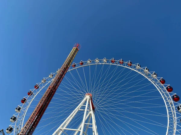 Ferris Wheel Clear Blue Sky Background — Stock Photo, Image